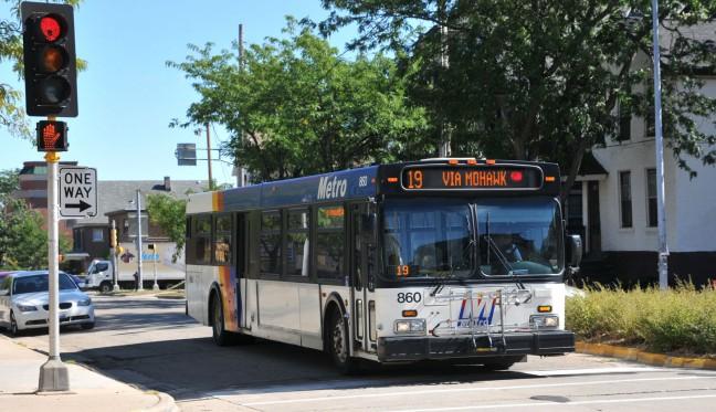 Due to overcrowding, low gases prices, Metro Transit loses ridership in 2015