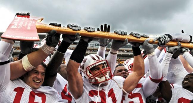 Chris Maragos (center) holds up Paul Bunyan's Axe with other members of the UW football team as the Badgers beat Minnesota in 2009.