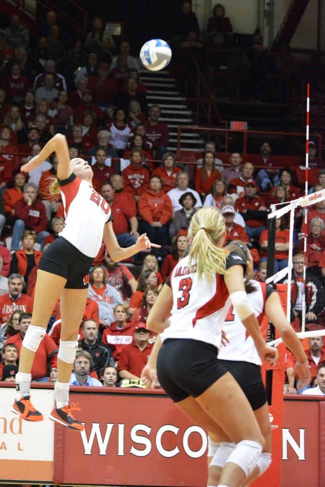 Badgers take care of Wolverines, win 14th straight match