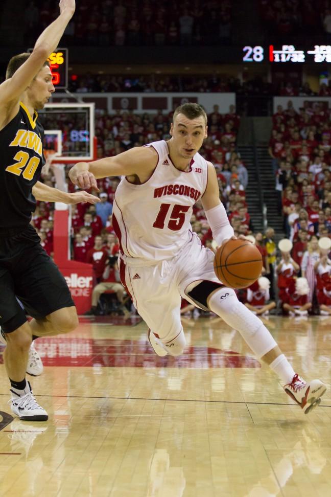 Stout defense, efficient offense send Badgers to second straight win
