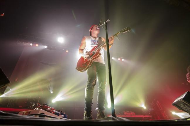Kip Moore forms close-connection with fans during his tour in Madison