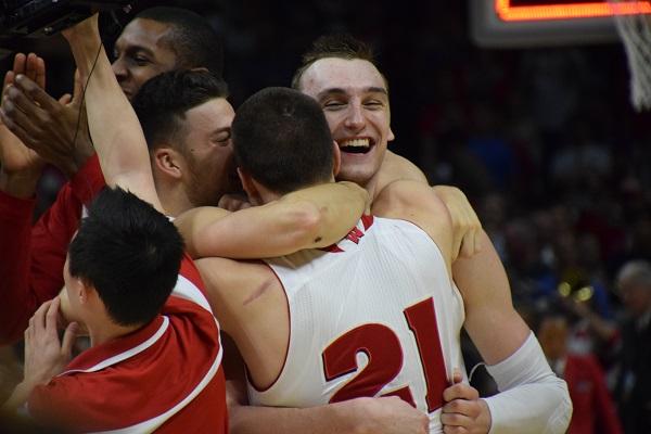 Mens basketball: Fans pack the Kohl Center, line streets to see team off to Indianapolis
