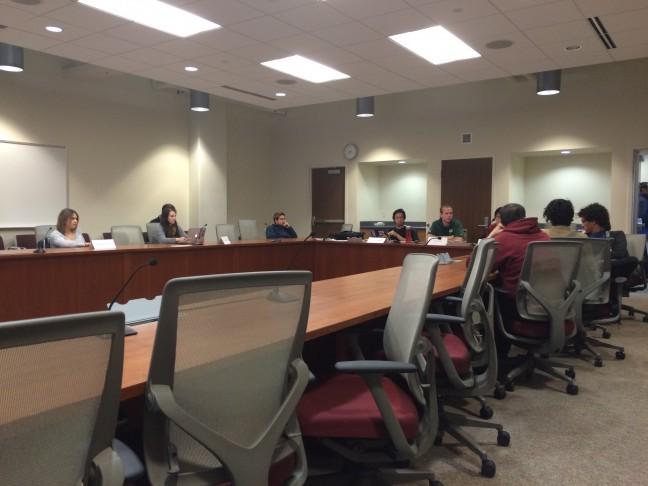 Student government funding body passes election ballot resolution, discusses increase of UHS funding