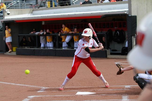 Softball%3A+Badgers+drop+both+games+of+doubleheader+to+Minnesota