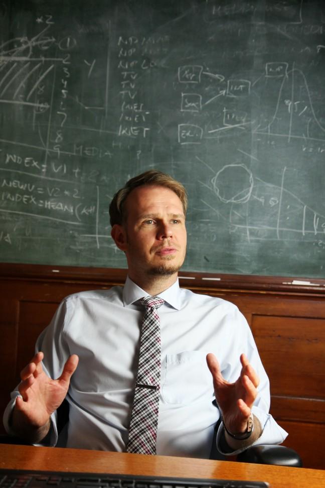UW professor researches lifes big sloppy questions