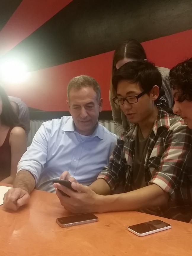 Feingold talks debt, loans with students over pizza