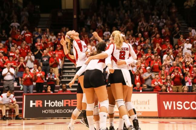 Volleyball: Badgers drop Fighting Illini in four sets