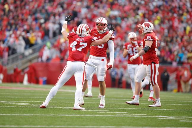 Football+preview%3A+In+final+home+game+of+season%2C+No.+21%2F25+Wisconsin+to+take+on+No.+20+Northwestern+Saturday