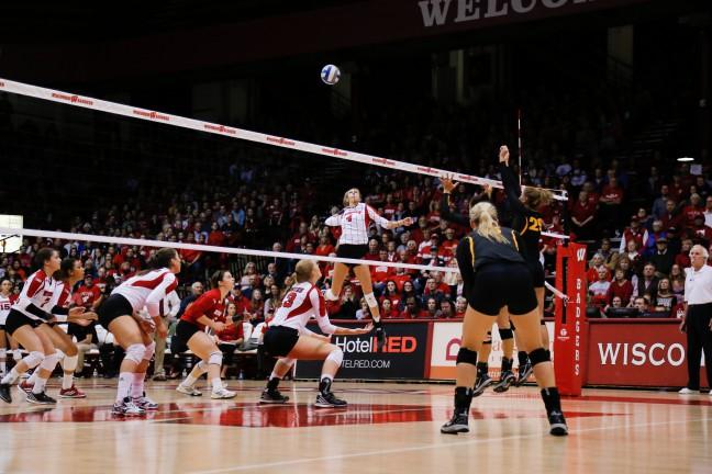 Volleyball breakdown: Badgers down Buckeyes in straight sets