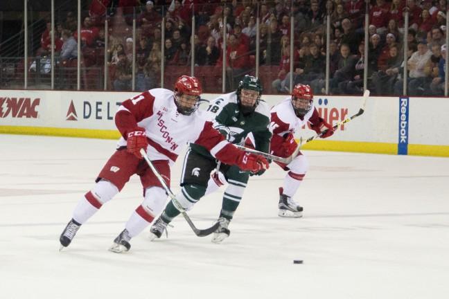 Mens hockey: Badgers dominate offensively on the road, improve to 4-2