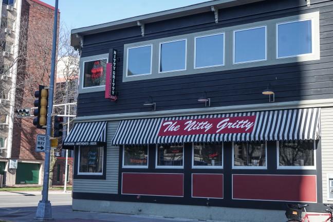 Wisconsin bars, restaurants struggle in spite of high sales