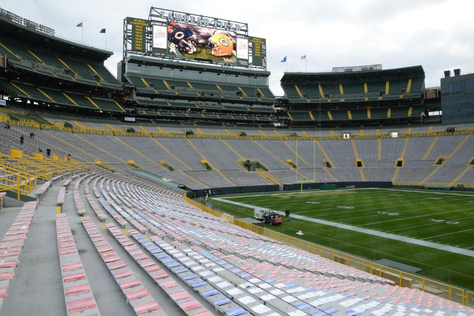 Football: Wisconsin's love for football showcased by historic game at  Lambeau · The Badger Herald