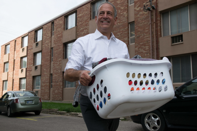 Senate+candidate+Feingold+highlights+college+affordability+during+UW+move-in