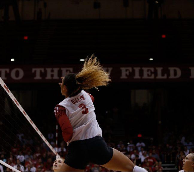 Volleyball%3A+No.+1+Badgers+lose+to+close+rival+No.+3+Gophers+in+sweep