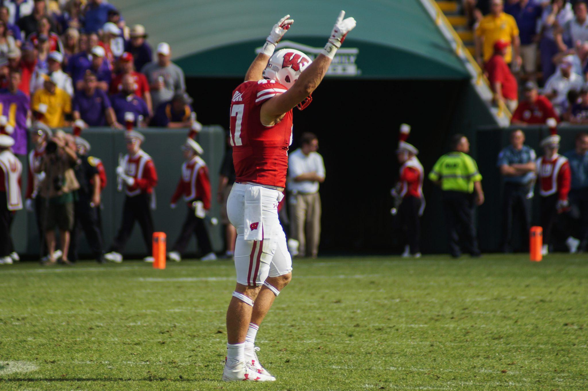 Football: Wisconsin's love for football showcased by historic game at  Lambeau · The Badger Herald