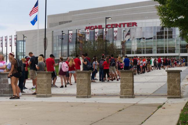 Chicago Blackhawks fans line up outside Kohl Center for free merchandise