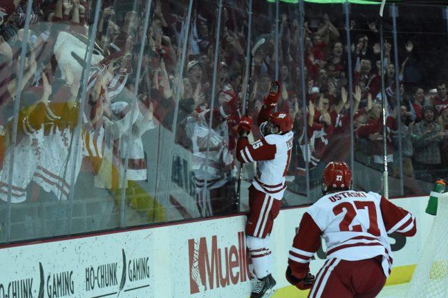 Mens Hockey: Wisconsin splits season-opening weekend in Massachusetts