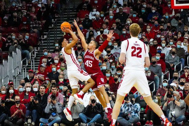 Mens Basketball: UW bounces back for road victory against Indiana