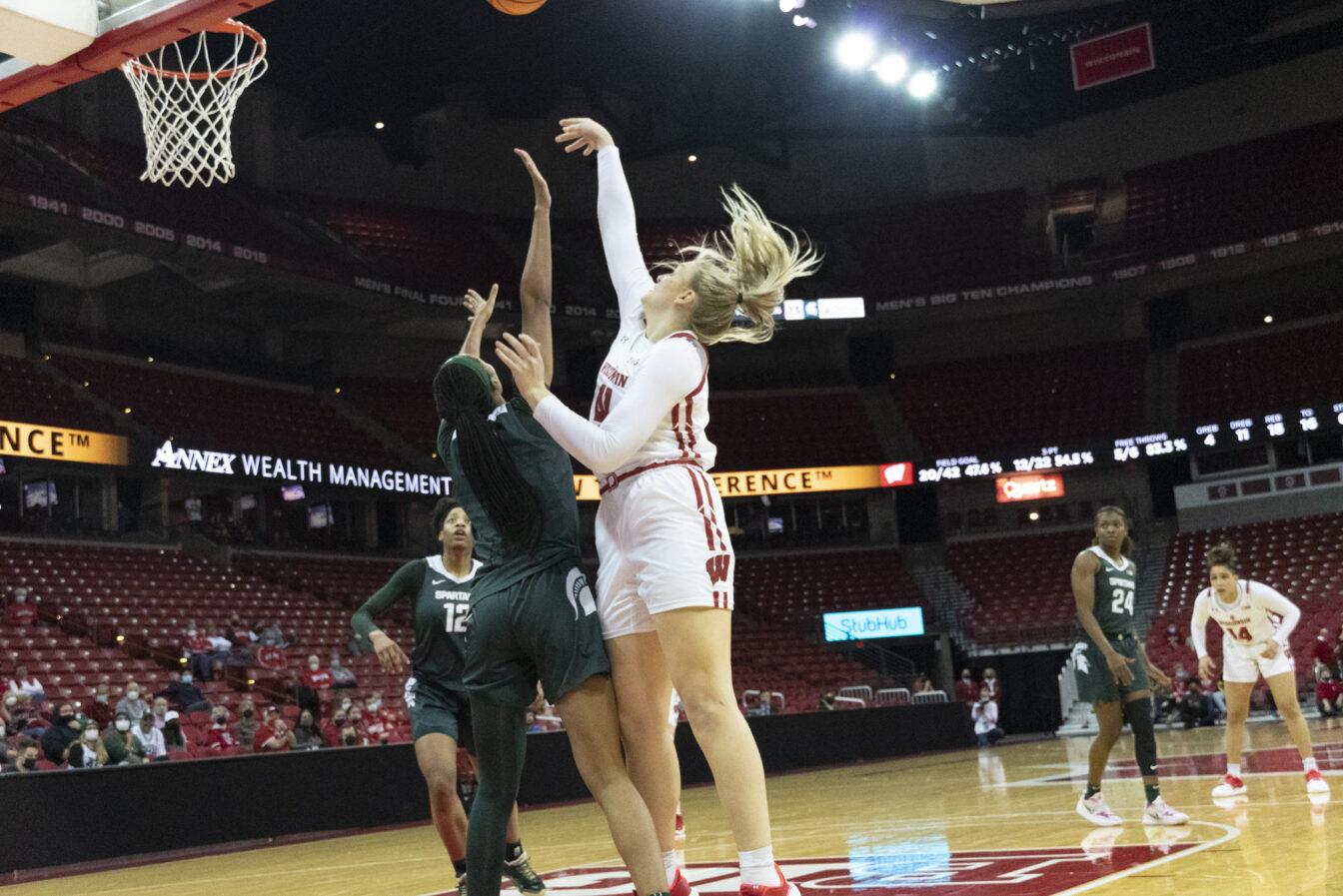 Women%E2%80%99s+Basketball%3A+Badgers+fall+to+Hawkeyes%2C+struggle+to+contain+Caitlin+Clark