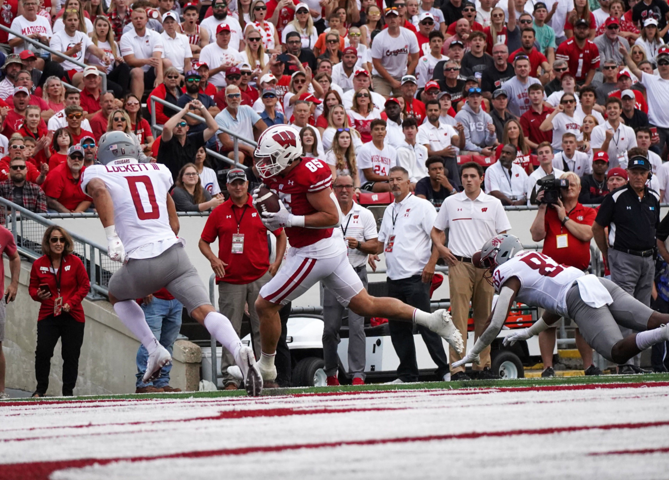 Football: No. 19 Wisconsin Badgers upset at home by Washington State, 17-14