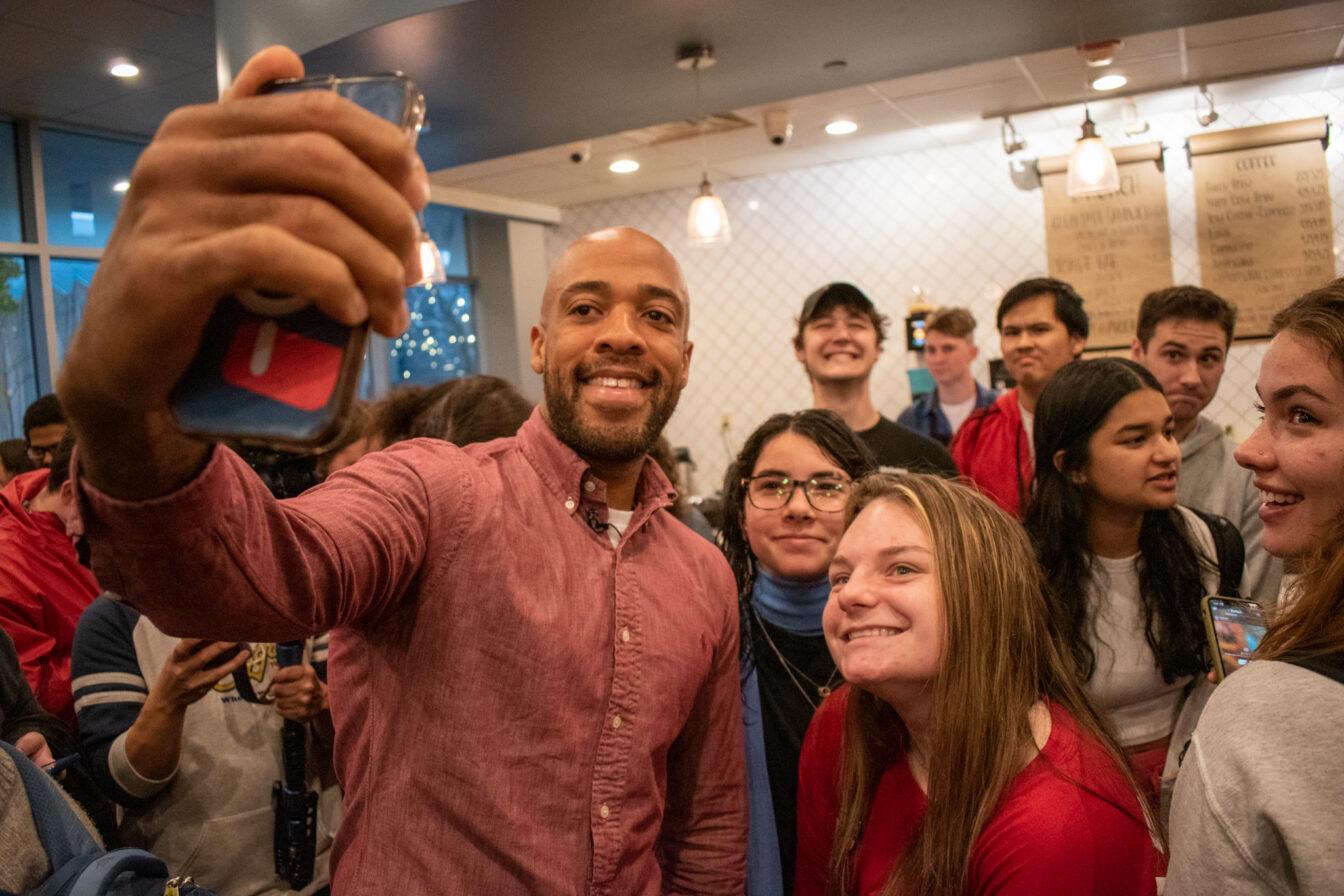 Mandela Barnes visits campus, urges students to maintain energy ahead of Nov. 8 midterm