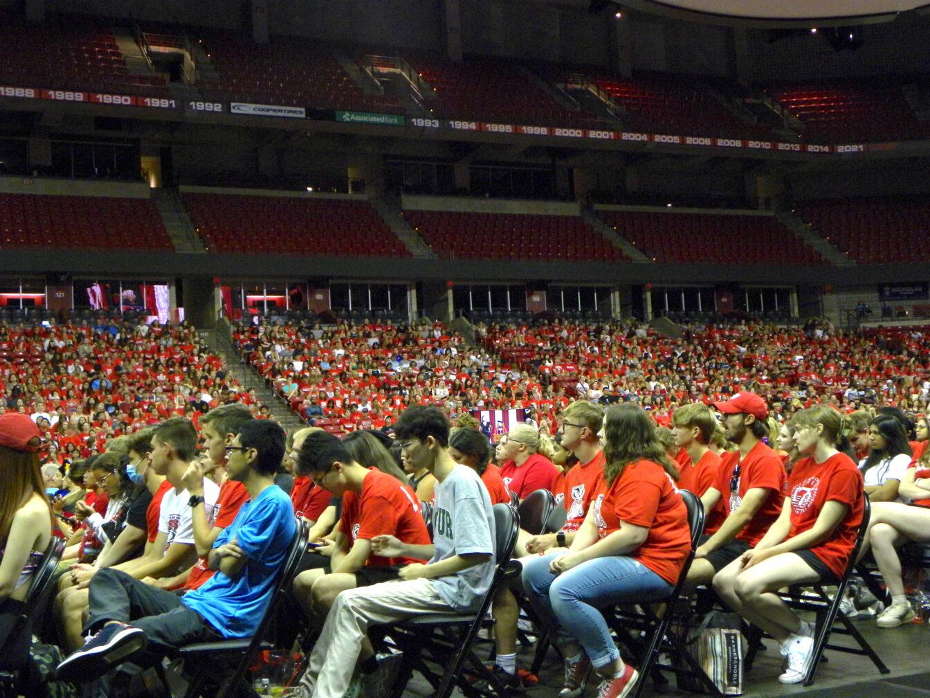 Freshmen, transfer students gather in Kohl Center for New Student Convocation