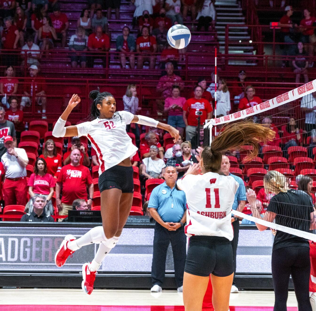 Volleyball: Wisconsin showcases prowess on national television, sweeps Minnesota