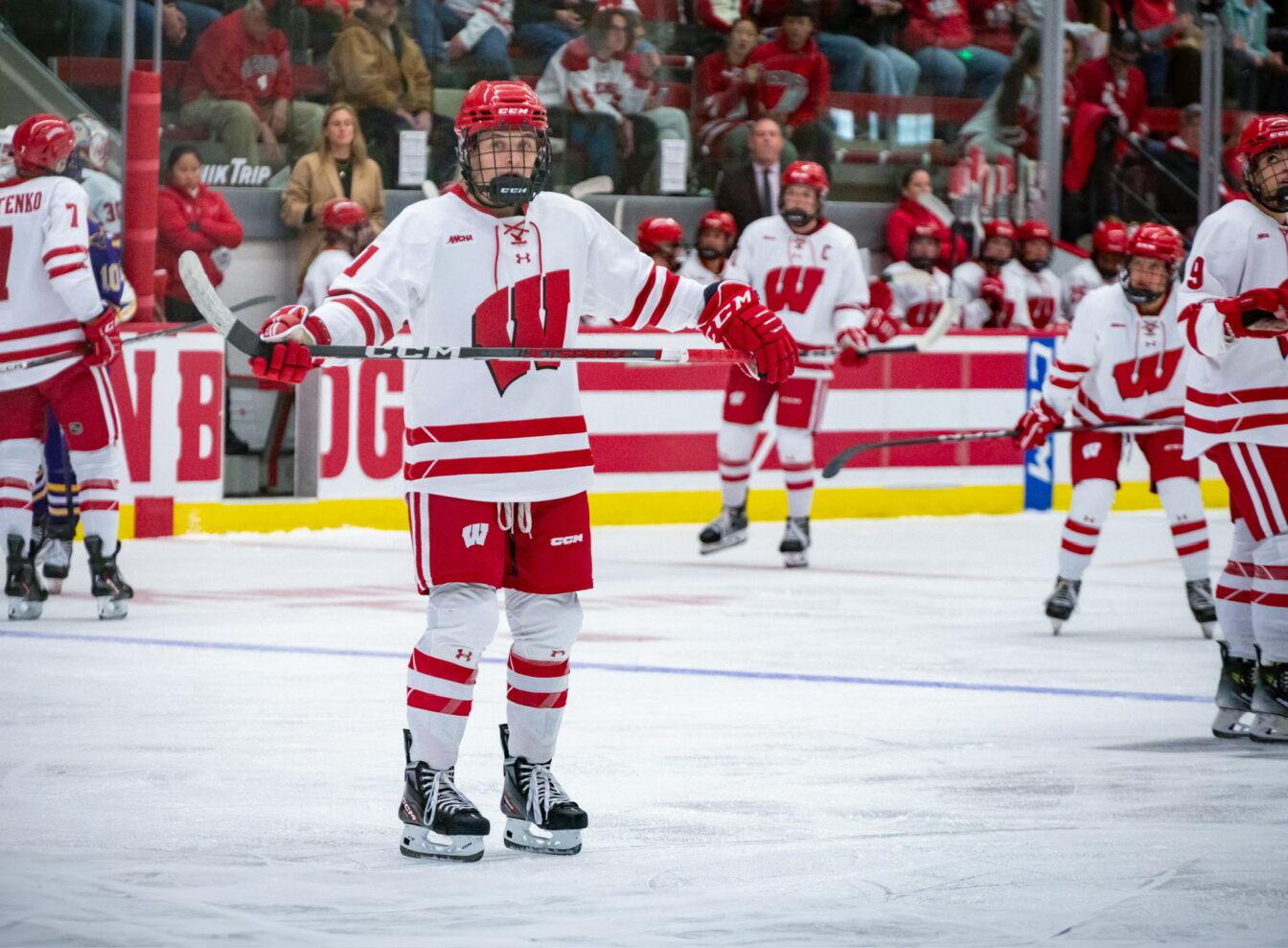 Women’s Hockey: Wisconsin uses power plays, multiple contributors to earn two wins