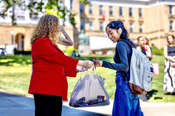 Chancellor Mnookin hands out Kind bars to students on Bascom Hill. September 4, 2024.